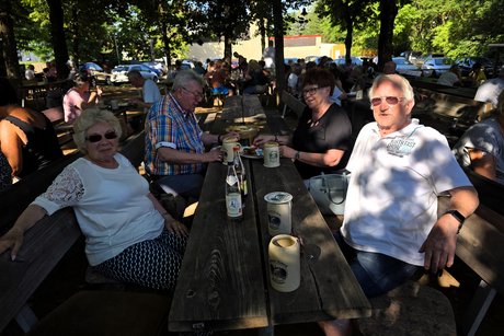 Teilnehmer beim Treffen auf dem Dorfkeller in Hallerndorf