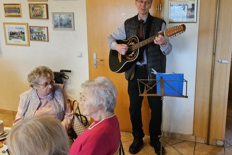 Der Gemeindereferent spielt Gitarre