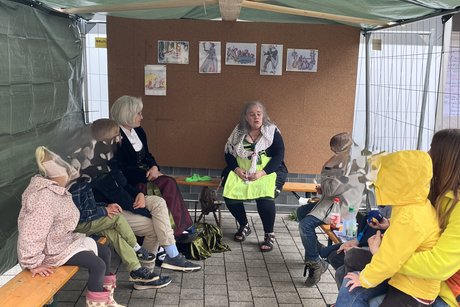 Sandra Klopf erzählt Märchen Sandra Klopf im Zelt mit Kindern beim Märchenerzählen