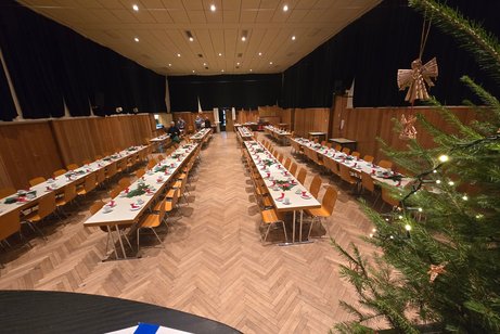Der Saal der Lauertalhalle festlich geschm&uuml;ckt