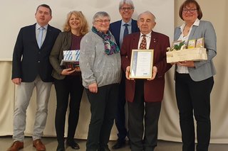 Bild von links: Kreisgeschäftsführer Thomas Steinlein, Bezirksgeschäftsführerin Andrea Stühler-Holzheimer, Maria Hausmann, Landesgeschäftsführer Michael Pausder, Ehrenvorsitzender Heinz Hausmann, Kreisvorsitzende Susanne Daum