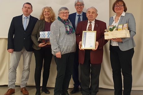 Bild von links: Kreisgeschäftsführer Thomas Steinlein, Bezirksgeschäftsführerin Andrea Stühler-Holzheimer, Maria Hausmann, Landesgeschäftsführer Michael Pausder, Ehrenvorsitzender Heinz Hausmann, Kreisvorsitzende Susanne Daum