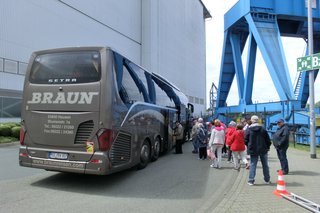 Auf dem Bild: Vor der Meyer-Werft steht unser Reisebus für die Heimfahrt schon bereit.