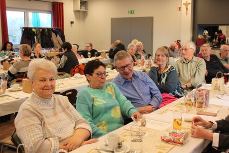 Teilnehmer*innen bei der Adventsfeier