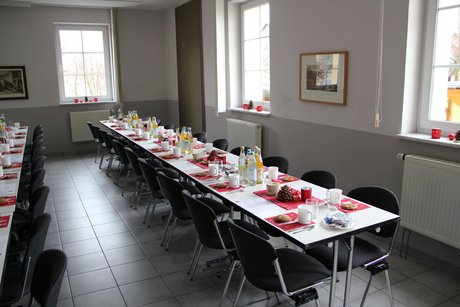 Gedeckte Tischreihen