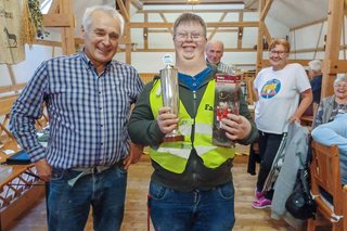 Zeigt Fabian Ehrhardt mit Wanderpokal