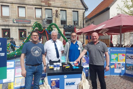 VdK Infostand beim Frühlingsfest in Bischofsheim 4 Männer am VdK Stand