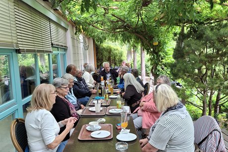 Die Reisegruppe auf der &uuml;berdachten Terrasse bei Kaffee und Kuchen