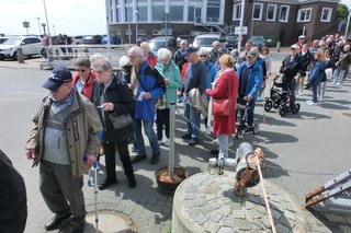 Auf dem Bild: Mitglieder vom VdK Ortsverband Kleinwallstadt vor dem Eingang zum Deutschen Marine Museum in Wilhelmshaven.