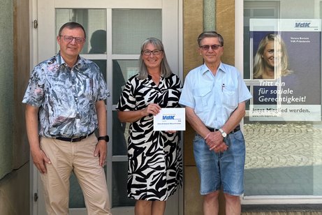 Begrüßung durch Kreisgeschäftsführer und Kreisvorstand Bernd Kießling überreicht Katja Dörrich ein Präsent und wird auch von Kreisvorstand Winfried Golonka begrüßt