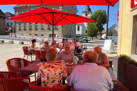 Viele Menschen treffen sich zum Kaffeetratsch in Ma&szlig;bach