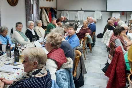 gemütliches Beisammensein bei der Weihnachtsfeier gemütliches Beisammensein bei der Weihnachtsfeier