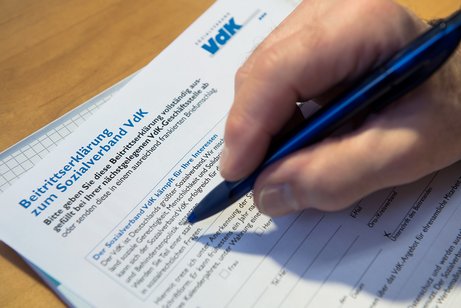 Jemand f&uuml;llt eine VdK-Beitrittserkl&auml;rung aus. 