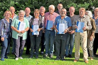 Langjährige Mitglieder ehrten (v.l.) Kreisgeschäftsführer Helmut Plenk, Kassierin Petra Englmeier, stellvertretender Vorstand Ludwig Fischer, Bürgermeister Herbert Preuß (5. von rechts) und Vorsitzender Christian Maier (ganz rechts).