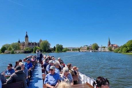 Eine Schifffahrt bei blauem Himmel auf dem Schweriner See