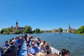 Eine Schifffahrt bei blauem Himmel auf dem Schweriner See