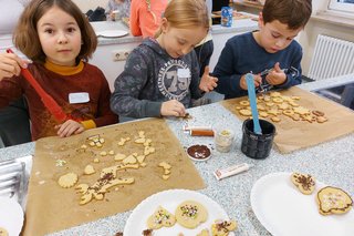 Kinder beim Verzieren der Plätzchen