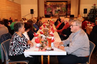 Menschen sitzen an schön dekorierten Tischen