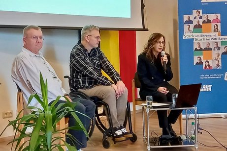 Milan Vedrac, Vorsitzender VdK-Ortsverband Wipfeld-Schwanfeld, mit dem Fanbeauftragten des FC Bayern M&uuml;nchen Kim Kr&auml;mer und VdK-Kreisgesch&auml;ftsf&uuml;hrerin Martina Walter Bagley (von links)