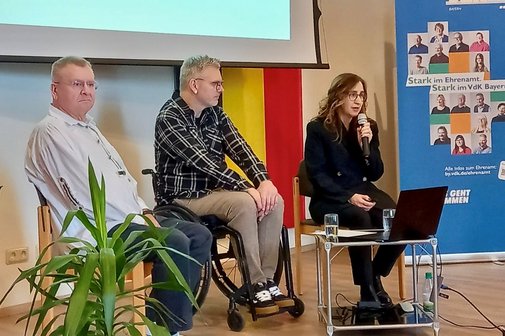 Milan Vedrac, Vorsitzender VdK-Ortsverband Wipfeld-Schwanfeld, mit dem Fanbeauftragten des FC Bayern M&uuml;nchen Kim Kr&auml;mer und VdK-Kreisgesch&auml;ftsf&uuml;hrerin Martina Walter Bagley (von links)