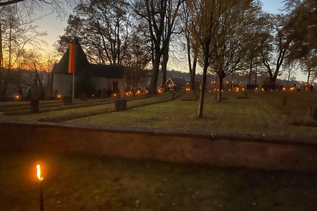 Auf dem Bild sieht man Eindrücke von Gedenkfeier am Hohen Kreuz