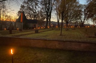 Auf dem Bild sieht man Eindrücke von Gedenkfeier am Hohen Kreuz