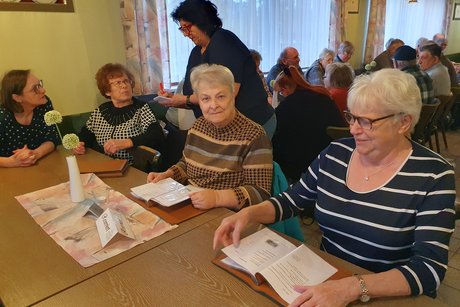 Teilnehmer beim Karpfenessen in Trailsdorf