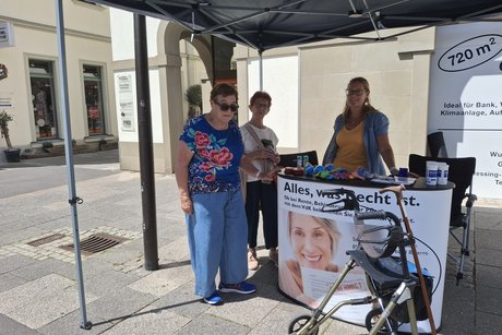 Infostand mit Besuchern