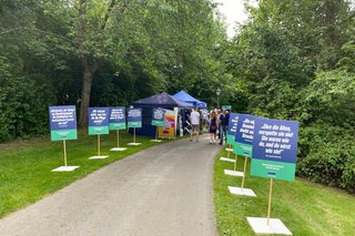 VdK-Infostand mit Besucher und VdK-Mitglieder