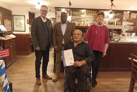 &Uuml;berreichung der Ehrenurkunde und Medaille