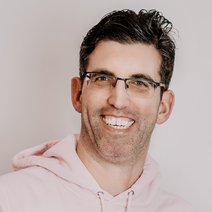 Florian Baum l&auml;chelnd im rosa Sweatshirt