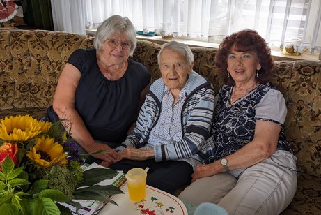 3 sitzende G&auml;ste am Tisch