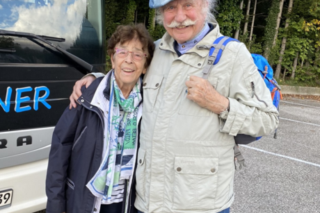 Jubilar Wolfgang Weber mit Ehefrau bei VdK Busausflug 2022