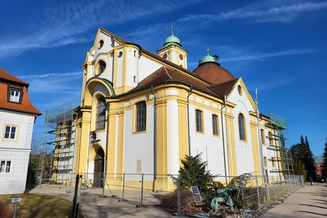 Auf dem Bild ist die Wallfahrtskirche Herrgottsruh von Friedberg zu sehen