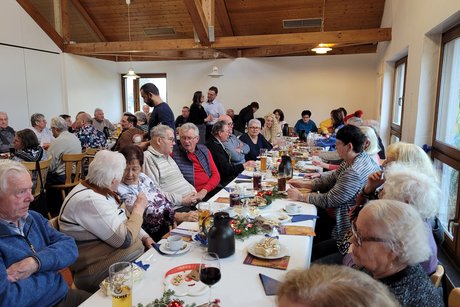 Angeregte Unterhaltung der Mitglieder ...