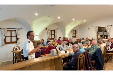 Polizeioberkommissar Herr Ganghofer stellt sich den Fragen aus dem Publikum. Polizeioberkommissar Herr Ganghofer stellt sich den Fragen aus dem Publikum.