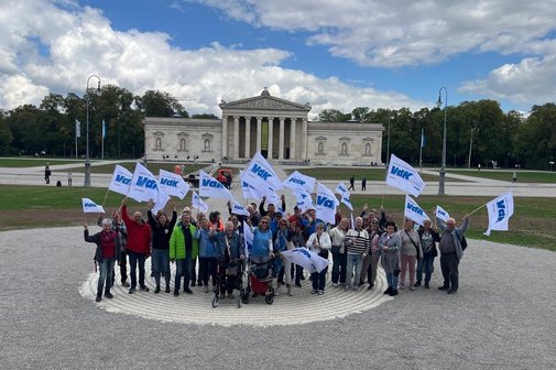 Schweinfurt und Ha&szlig;berge gemeinsam in M&uuml;nchen: Unsere 41 Teilnehmerinnen und Teilnehmer zeigen mit VdK-Fahnen und viel guter Stimmung, was unseren Verband ausmacht &ndash; Gemeinschaft, Zusammenhalt und gemeinsames Engagement f&uuml;r soziale Anliegen.