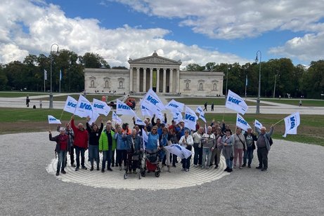 Schweinfurt und Haßberge gemeinsam in München: Unsere 41 Teilnehmerinnen und Teilnehmer zeigen mit VdK-Fahnen und viel guter Stimmung, was unseren Verband ausmacht – Gemeinschaft, Zusammenhalt und gemeinsames Engagement für soziale Anliegen. Schweinfurt und Haßberge gemeinsam in München: Unsere 41 Teilnehmerinnen und Teilnehmer zeigen mit VdK-Fahnen und viel guter Stimmung, was unseren Verband ausmacht – Gemeinschaft, Zusammenhalt und gemeinsames Engagement für soziale Anliegen.