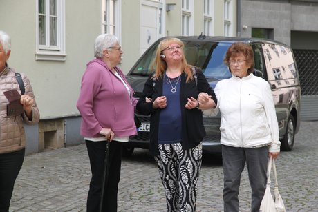 Unsere Vorsitzende bei bester Laune mit zwei Damen eingehakt.