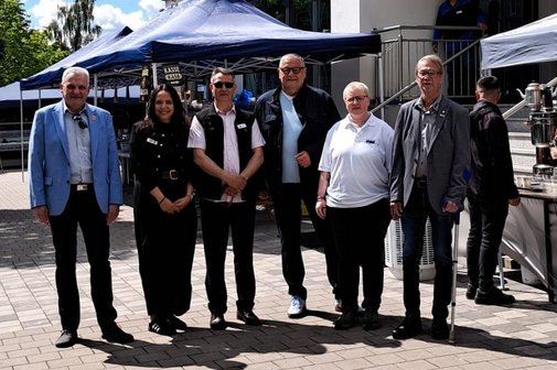 Bild: VdK besucht DITIB beim Fr&uuml;hlingsfest - v.l.: VdK komm. Kassier Peter Schmid Rannetsperger, DITB stellv. Vorsitzende Zeliha İ&ccedil;en, DITB Vorsitzender Ahmet Aydoğdu, B&uuml;rgermeister Emil Kirchmeier, VdK Frauenbeauftragte Ani Pitsch und VdK Vorsitzender Wolfgang Mikolajetz