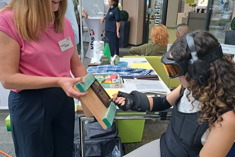 eine Person versucht einen Schl&uuml;ssel ins Schl&uuml;sselloch einzuf&uuml;hren