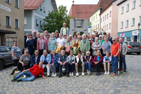 Die Reisegruppe am Brunnen vor dem Romantik Posthotel in R&ouml;hrnbach