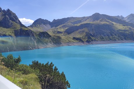 Ein wundersch&ouml;n blauer See in Vorarlberg - der L&uuml;nersee auf 1.910 Metern H&ouml;he.