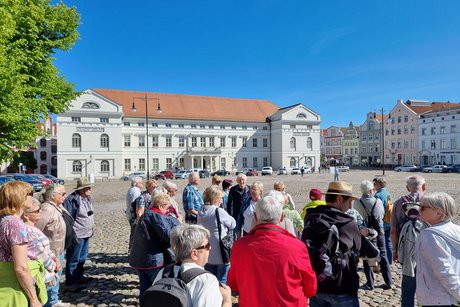 Abgebildet sind die Reiseteilnehmer vor dem Rathaus Wismar