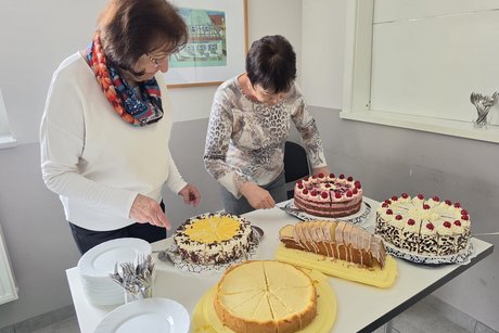 Die flei&szlig;igen B&auml;ckerinnen am Kuchenbuffet