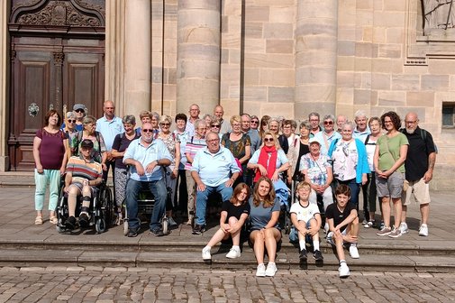 Die Teilnehmer der Fahrt nach Fulda vor dem Dom