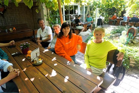 Teilnehmende beim Mittagessen im Landgasthof Taubertal