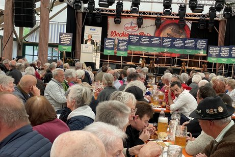 Gruppe von Menschen verschiedenen Geschlechts und Alters