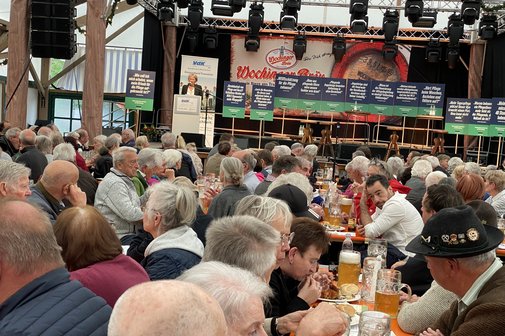 Gruppe von Menschen verschiedenen Geschlechts und Alters