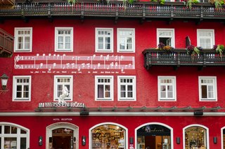 Fassade des weltberühmten Hotels des Weißen Rössls am Wolfgangsee